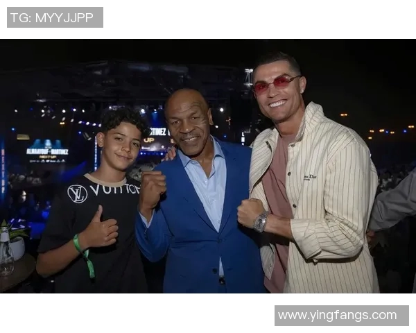 美国演员与足球明星亲密合影展现友谊与合作的魅力与激情 美国演员与足球明星亲密合影展现友谊与合作的魅力与激情